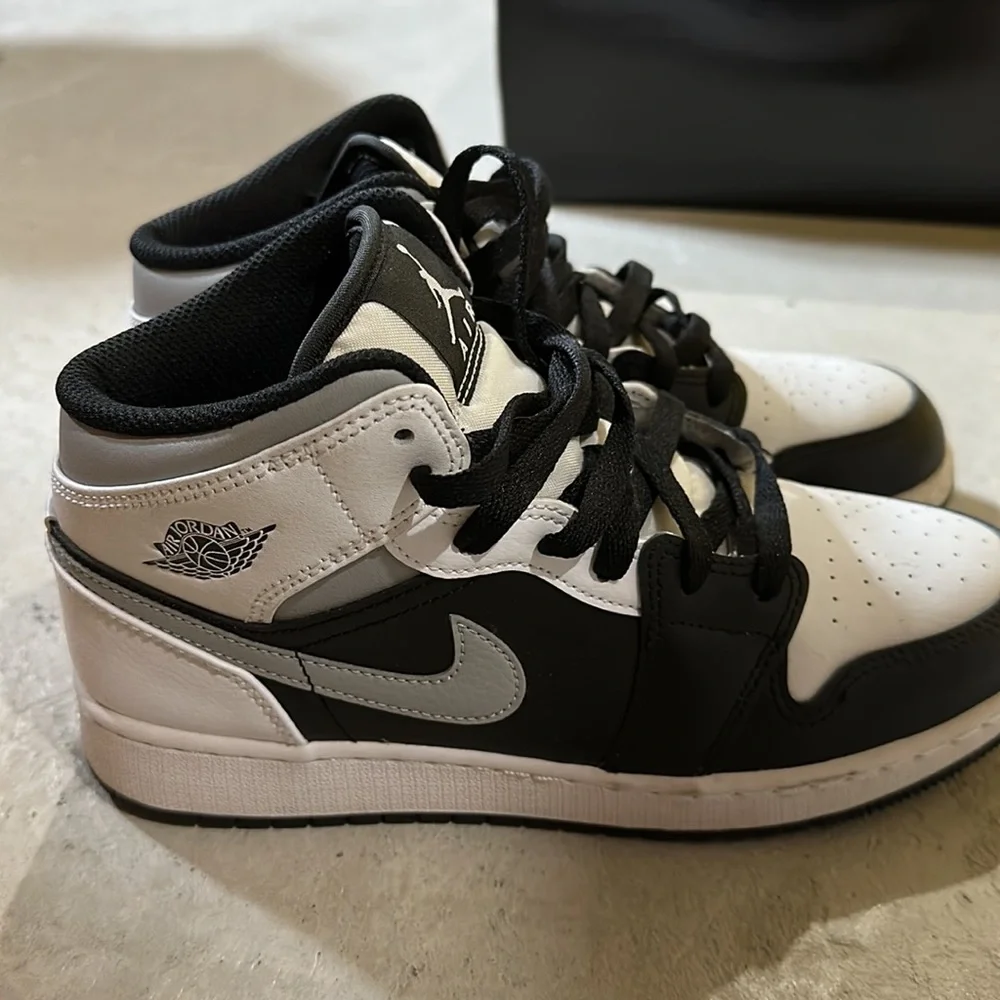 Jordan Air 1 Mid Black/White-Lt Smoke Grey Youth 554725 073 - Size 6Y - Picture 4 of 6